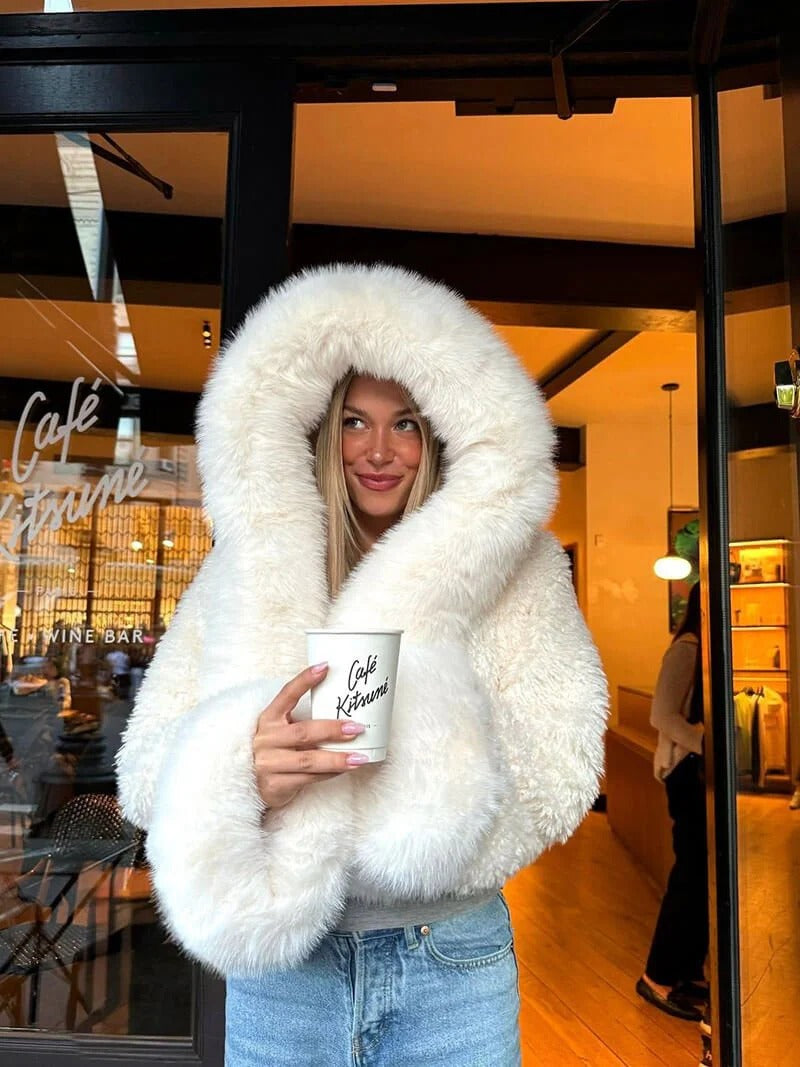 Cozy women's jacket with oversized hood and plush texture | E&R - 1 - Elvaroza.com