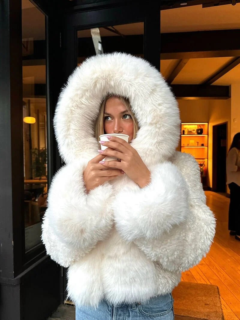 Cozy women's jacket with oversized hood and plush texture | E&R - 3 - Elvaroza.com