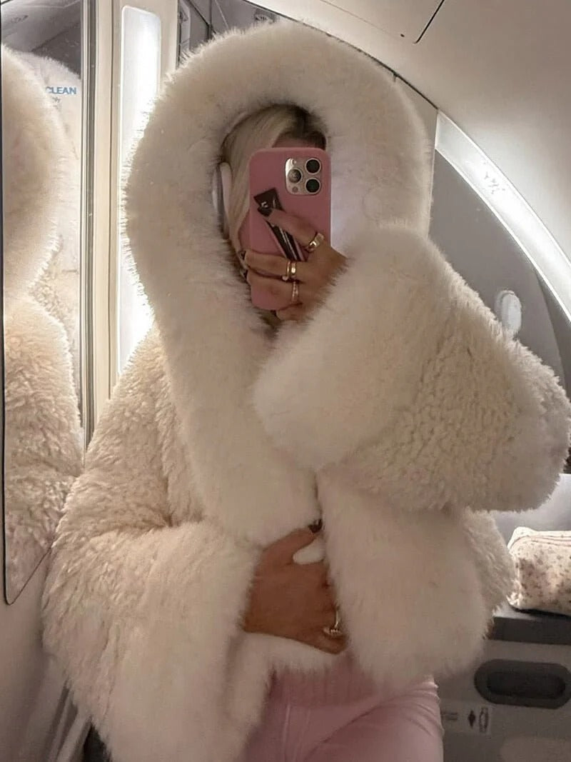 Cozy women's jacket with oversized hood and plush texture | E&R - 4 - Elvaroza.com