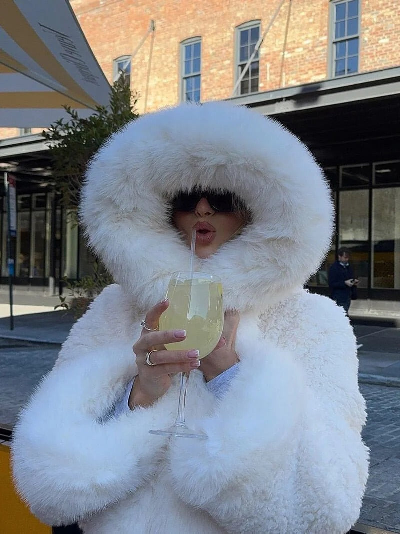Cozy women's jacket with oversized hood and plush texture | E&R - 6 - Elvaroza.com